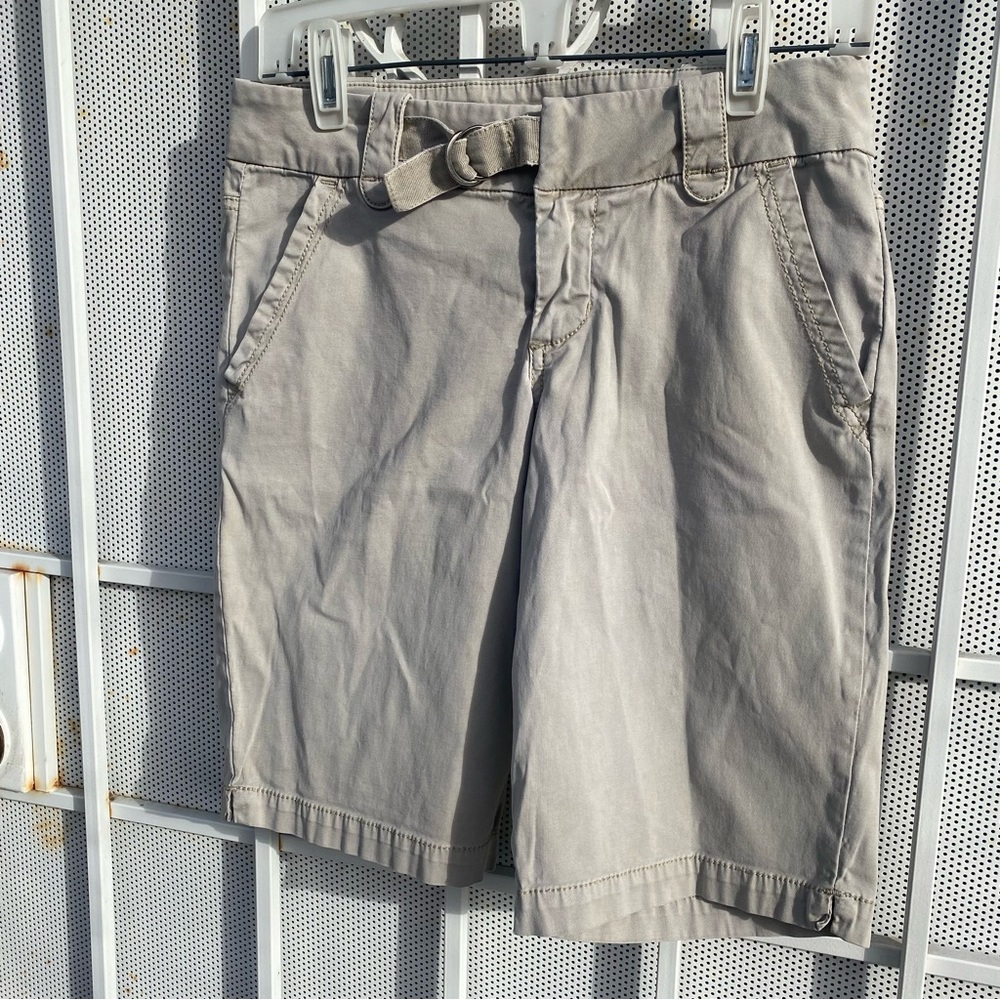 Guess Jeans women’s size W27”XL11” Shorts 2 front slip-in pockets. 1 back pocket